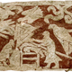 Una ilustración grabada en piedra muestra un hombre sobre su vientre mientras que otro clava un arma sobre su espalda. También hay dos águilas contemplando la escena.